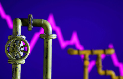 Oil drops to four-year low, metals fall on recession fears